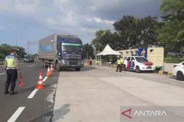 Polisi keluarkan kendaraan besar arah Jakarta di GT Palimanan 4