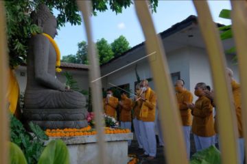 Persembahyangan Waisak di Denpasar
