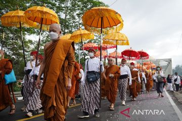 Kirab Tri Suci Waisak dari Candi Mendut ke Candi Borobudur