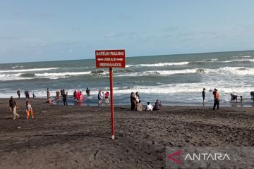 SAR Satlinmas Bantul pasang rambu bahaya di sekitar palung pantai