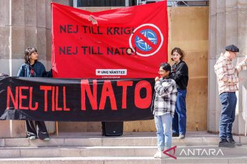 Aksi protes keputusan Swedia ajukan gabung NATO
