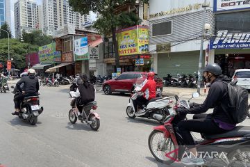 Catatan SEA Games Vietnam - Warga Vietnam lebih suka helm catok
