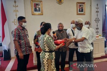 Yayasan SSVA bantu alat medis analisa irama jantung ke Pemkot Ambon