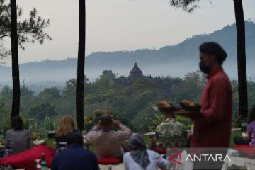 Mengagumi keindahan candi Borobudur dari bukit Dagi