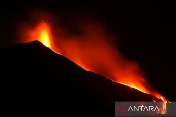 Dahsyatnya erupsi gunung Etna di Italia