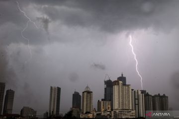 BMKG perkirakan dua wilayah Jakarta  hujan berpetir Sabtu