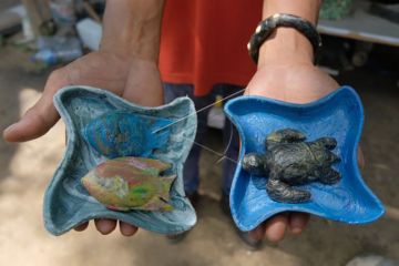 Kerajinan berbahan sampah plastik jadi cenderamata G20