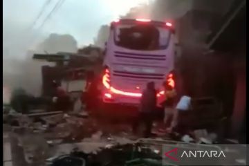 Bus tabrak sejumlah kendaraan hingga masuk rumah di Ciamis