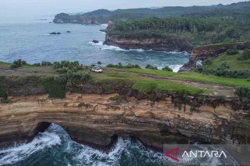 Keindahan tebing Karang Bolong Pacitan