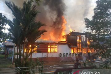 Gedung Badan Kepegawaian Kapuas Hulu terbakar