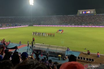 Puluhan ribu suporter padati Stadion Kanjuruhan dalam laga uji coba
