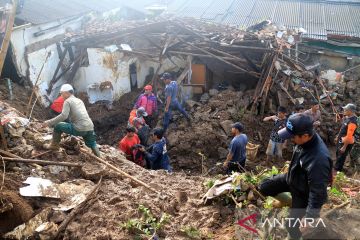 Tim SAR cari puluhan korban tanah longsor PETI Bengkayang