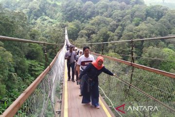 Jembatan Rengganis tawarkan sensasi melayang dengan pemandangan kawah