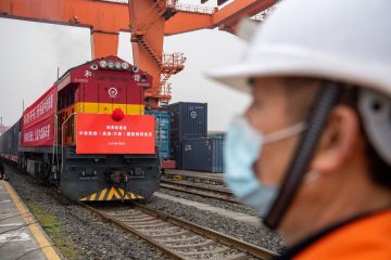 Kereta barang darat-laut dari China ke Laos diluncurkan dengan proses izin lebih cepat