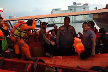 Polda Jateng evakuasi karyawan terjebak banjir rob Semarang