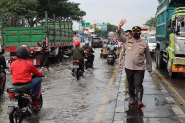 Dampak banjir rob, arus lalu lintas di Jalur Pantura Demak dialihkan