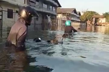 Kawasan Pelabuhan Semarang masih tergenang banjir rob