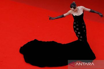 Pose artis top dunia di karpet merah festival film Cannes