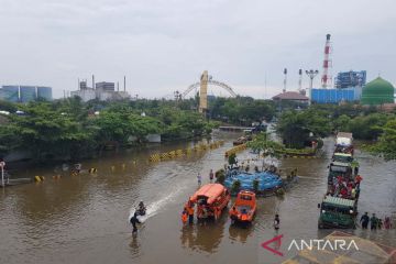 Pelabuhan Tanjung Emas Semarang masih digenangi banjir rob