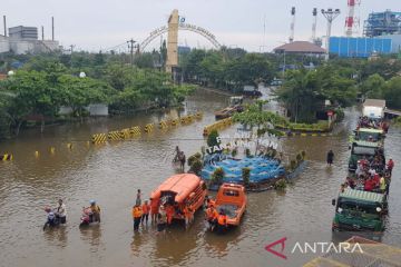 Pembangunan tanggul darurat di kawasan pelabuhan Semarang dikebut