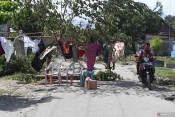 AKSI PROTES JALAN RUSAK