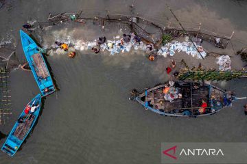 Penanggulangan tanggul jebol di kawasan Pelabuhan Tanjung Emas Semarang