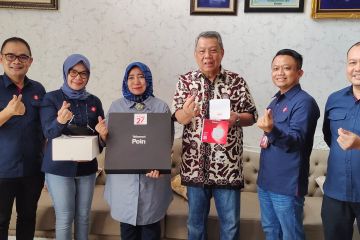 HUT ke 27 tahun, Telkomsel kunjungi pelanggan setianya  Walikota Tangsel Benyamin Davnie