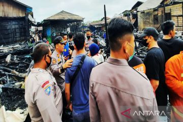 Polisi mengamankan lokasi kebakaran 14 rumah di Samarinda