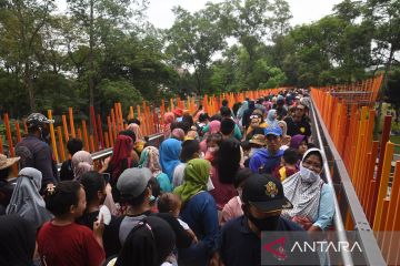 Warga ibu kota serbu Tebet Eco Park saat hari libur