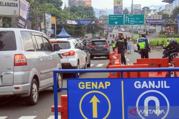 Polisi berlakukan penyekatan ganjil genap di jalur wisata Puncak Bogor