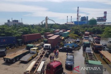 Antrean truk mengular menuju Pelabuhan Semarang