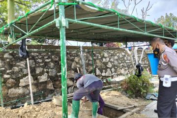 Petugas gali liang lahat untuk makam Buya Syafii di Kulon Progo