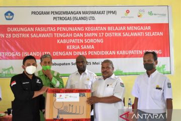SKK Migas-Petrogas bantu peralatan laboratorium dua sekolah di Sorong