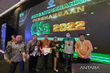 PLN UIP Sulawesi terima empat penghargaan K3 dari Kemnaker