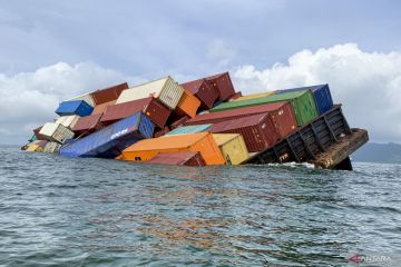 Kapal tongkang bermuatan kontainer nyaris tenggelam