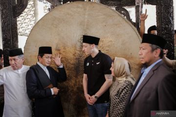 Mesut Oezil shalat Jumat di Masjid Istiqlal