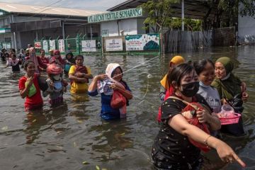 Kondisi banjir rob di kawasan industri Pelabuhan Tanjung Emas