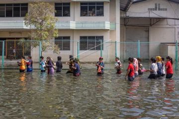 Kondisi banjir rob di kawasan industri Pelabuhan Tanjung Emas
