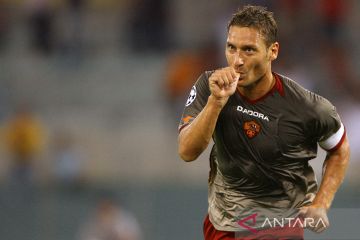 Pemilik klub bujuk Francesco Totti untuk kembali ke AS Roma