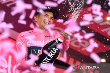 Hingga etape ke-19, Richard Carapaz masih teratas di Giro d'Italia