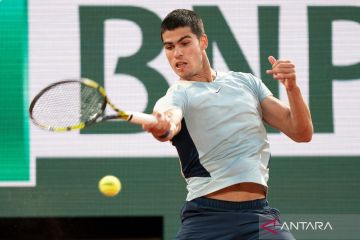 Alcaraz petenis termuda capai 16 besar French Open setelah Djokovic