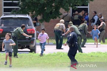 Anak-anak berlarian menyelamatkan diri saat penembakan massal di SD Robb Texas