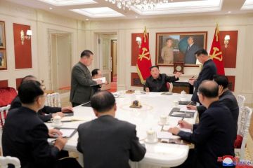 Kim Jong Un pimpin rapat di tengah pandemi dan hujan lebat