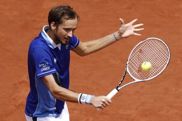 Medvedev dan Tsitsipas melenggang ke babak 16 besar French Open