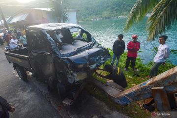 Evakuasi mobil masuk laut