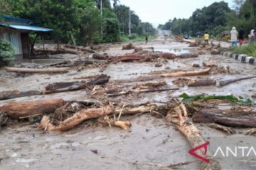 Banjir rendam perumahan warga tiga distrik di Teluk Wondama
