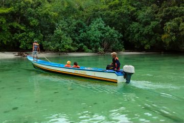 Pokmaswas Nusa Matan patroli jaga taman pesisir Teluk Berau