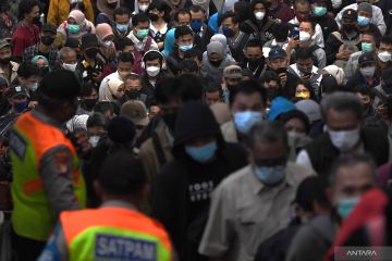 Kepadatan penumpang transit di Stasiun Manggarai