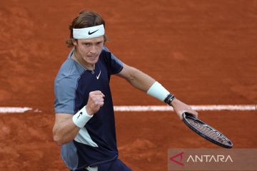 Rublev lolos ke delapan besar French Open saat Sinner mundur