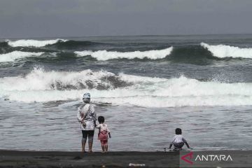 BMKG keluarkan peringatan dini pasang air laut Pantai Selatan Jawa